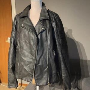 Bikerjacka - Saknar bälte Använd 3 gånger Bred: 45cm Längd 75 