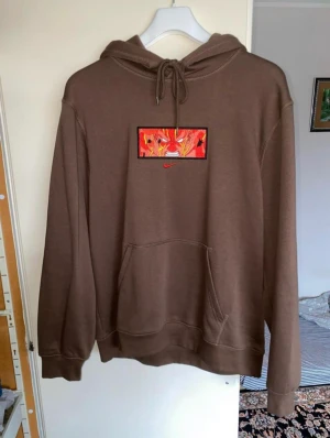 Nike hoddie  - Knappast använd hoddie i storlek M med broderade Nike märke och animerade märke. Priset kan diskuteras vid snabb affär. Kan hämtas i Vänersborg eller Trollhättan. Kan även fraktas. 300 kr