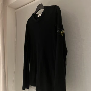 Stickad Stone island tröja - En svart stickad Stone island tröja, skriv för fler bilder. Modellen är junior och därför är patchen mindre