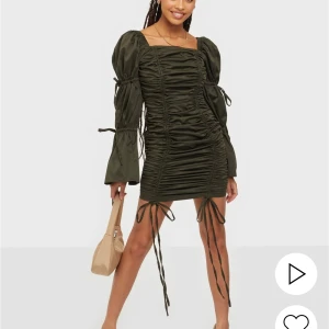 Perfekta classy klänningen - Helt otrolig klänning från Rare London men köpt på Nelly. Aldirg använd då den tyvärr är för liten för mig. Nypris 729. Mötas upp i Uppsala eller frakta.