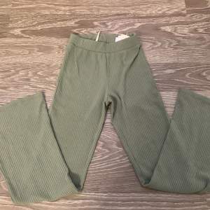 Ett par gröna utsvängda tights 🫶🏻⚡️ använda 5-8 gånger 💞 tvättas innan köp!:)