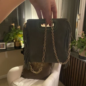 Maje väska  - Fin maje väska i mörk grön, väskan är i mocka och ser ut som ny. Säljer eftersom den inte kommer till andvändning😢. Köpt för 2800kr