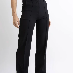 Kostymbyxor  - Säljer mina populära kostymbyxor från madlady, säljer för 250kr, nypris 600kr. Dessa är i storlek 34 och längd 32, säljer då jag har två par❤️ skriv för intresse