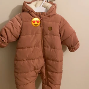 Baby overall strl 56 helt ny - Ny skick köpt från H&M 500 kr säljer för 200