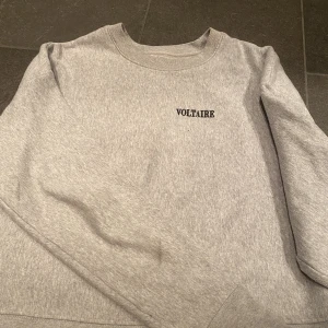 Zadig & Voltaire tröja - Grå Collage tröja från Zadig & Voltaire⚡️⚡️Storlek S, som ny 