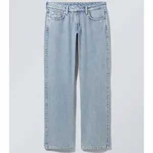 Säljer supersnygga Weekday jeans i modellen arrow low straight och färgen summer blue!😍Knappt använda och i riktigt bra skick!💕