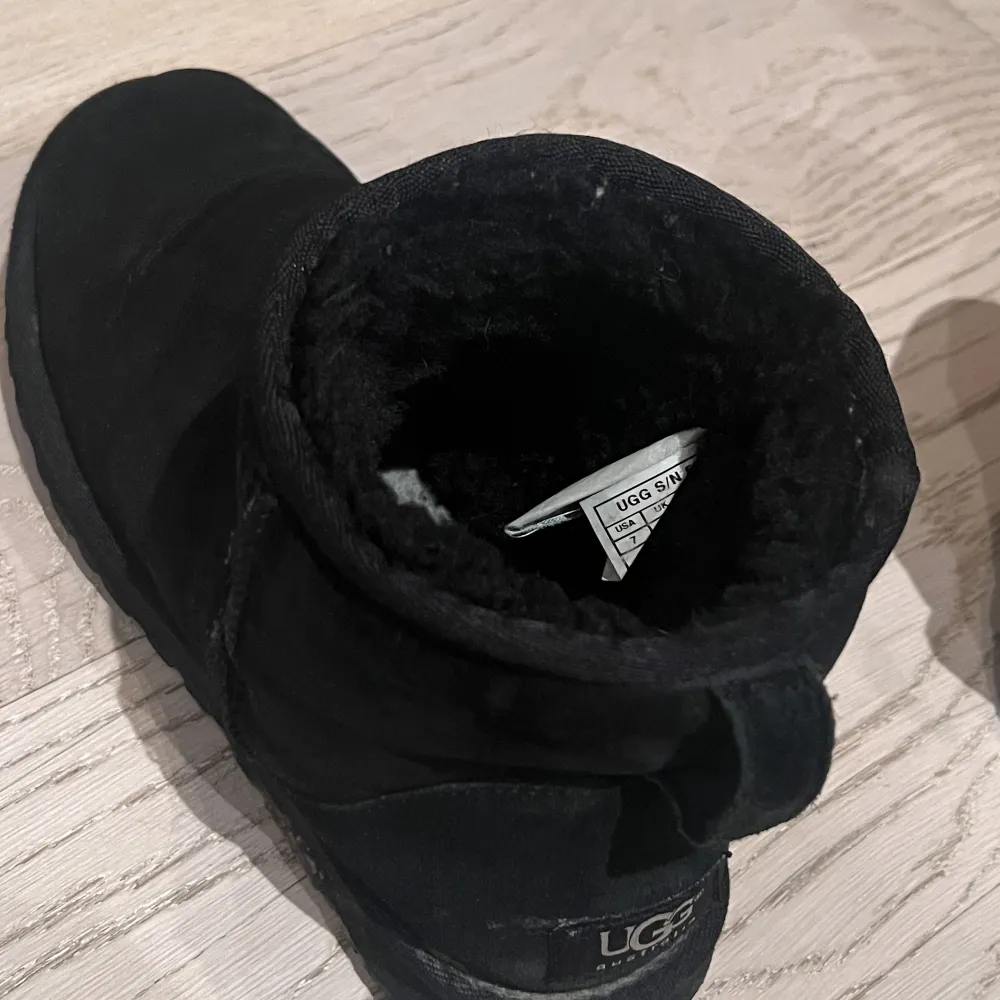 Svarta låga Uggs i Storlek. 38! Lite smutsiga men går lätt att göra rent/mycket finare!. Skor.