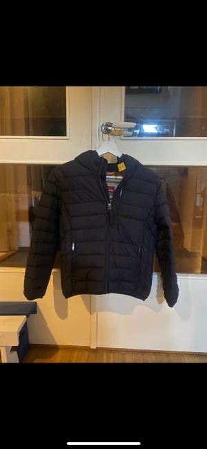 Parajumper Ugo - Parajumper ugo. Säljer min parajumper ugo jacka som är köpt för typ 1.5 år sedan. Storlek 10. Så passar typ barn från 7-12 år beroende på hur långa dom är. Bra skick. Nypris 4000kr. Vid intresse kom pm. 