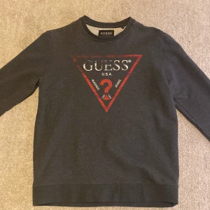 Guess sweatshirt - Guess sweatshirt i storlek S, knappt använd, skick 9/10