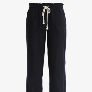 Roxy Linnebyxor - Säljer mina (iprincip) oanvända Roxy linnebyxor. Har används någon enstaka gång och är som nya. Priset är utan frakt.❤️