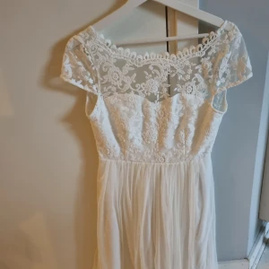 Klänning från Vila strl 36 - Säljer fin klänning från Vila storlek 36 Säljer för den inte längre passar mig