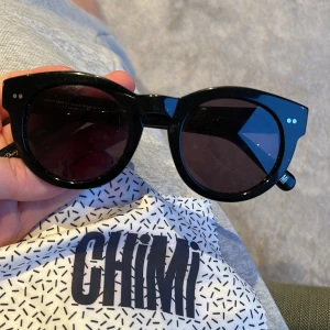CHIMI glasögon - Säljer pga kommer inte till användning 🫶🏼  Modellen är #003 i färgen Berry! Tillkommer fodral & putsduk 👍🏼 Nypris 1000kr!