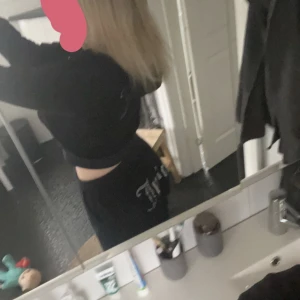 Juciy counture - Säljer mina Juciy BYXOR för dom har blivit för stora för mig och använder inte dom lika mycket längre, kan också tänka mig att byta mot en annan färg eller med fixor på❤️. Super fina byxor o är i hyfsat skick!:)