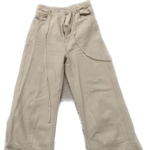 vita weekday jeans - bredda weekday jeans med ett snöre som bälte. Tecken på användning finns - de är lite ”washed out” , smutsiga på rumpan (hatar åka tubb i vita byxor)