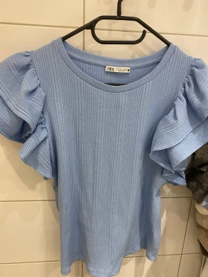 Tröja zara - Fin tröja från zara med volang, knappt använd 