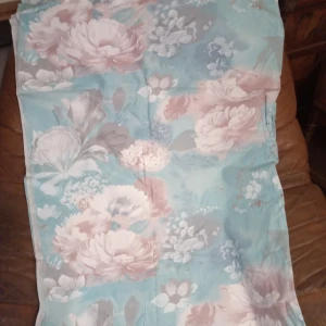 Gardintyg metervara 10 metersbunt turkos . - Fint och vackert Gardintyg blommigt metervarabunt 10 meter samt 140 cm bred material bomull ,Polyester ,akryl ..hämtas i Skene alt skickas o köpare betalar frakten o Swishbetalning tillämpas alt kontant betalning .