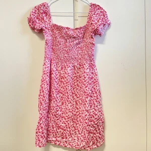 Rosa klänning - Jättefin rosaklänning med fjärilar. Använd endast en gång, inga defekter. 