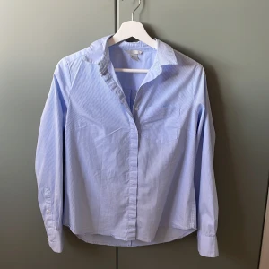 Randig skjorta - Vit/blå randig skjorta. Fint skick, knappt använd. 