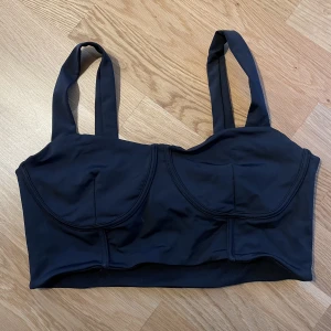 Snygg festtopp! - Snygg svart croppad festtopp från Gina Tricot! Endast använd en gång, storlek M