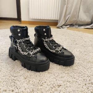 Platåskor/boots - Hej, säljer dessa då dom inte används lika mycket som jag trodde dom skulle bli, köpta för 899:- 