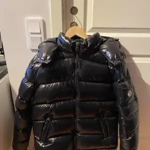 Moncler jacka  knappt använd Moncler Maya jacka säljes.  Jacka har följande: •QR-kod •NFC-kod  •Authentic Tag •Moncler Papper  Storlek M.  Går även att fraktas.  Naturligtvis äkta. 