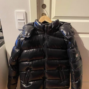 Moncler jacka strlk m - Moncler jacka  knappt använd Moncler Maya jacka säljes.  Jacka har följande: •QR-kod •NFC-kod  •Authentic Tag •Moncler Papper  Storlek M.  Går även att fraktas.  Naturligtvis äkta. 