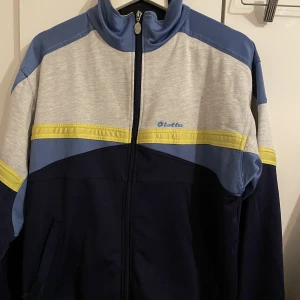 Lotto Jacka - Jacka från märket Lotto. Storlek S ganska använd o köptes för 300kr. Men i bra skick utan några märken eller slitningar. 