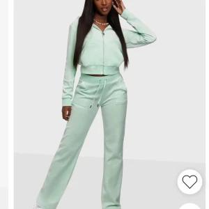 Juicy couture set - Slutsålt juicy set med fickor därbak🤍Den är i cotton rich modellen🤍 Den är sparsamt använd i bra skick! För fler bilder skriv privat❤️ byxorna är i storlek S och koftan i XS men passar på mig som vanligtvis har xs. Finns liten fläck, skriv för bild 🤍