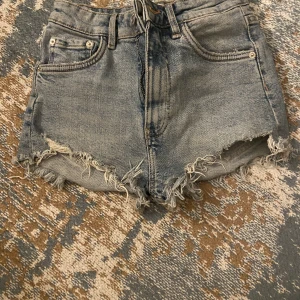 Zara jeans shorts  - Jeans shorts som bara är andvända ett fåtal gånger. Skriv privat för fler bilder!