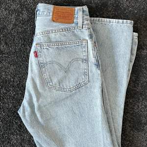 Super snygga Levis jeans 501! Sparsamt använda, men har nu blivit för små för mig tyvärr🫶🏼💓 W24 L26