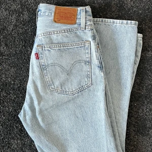 Levis 501 - Super snygga Levis jeans 501! Sparsamt använda, men har nu blivit för små för mig tyvärr🫶🏼💓 W24 L26