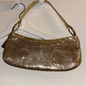 Guldig handväska från Paris Hilton, superbra skick