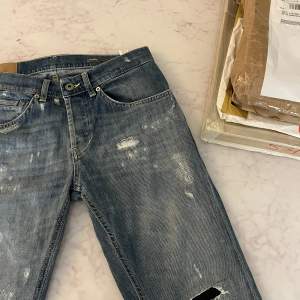 Modell: Gorge (Destroyed Jeans) Skick 9/10 (Nya) Retail: 3300kr Mitt pris: 650kr