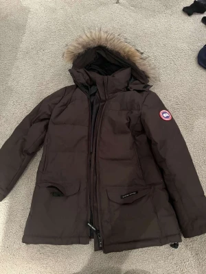Canada goose jacka - Mycket fin canada goose jacka i ny skick endast använd ett fåtal  gånger Jackan är självklart äkta   Size L-M Säljs för 4000 Om ni har några frågor är det bara att höra av er😄