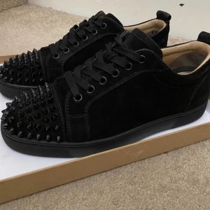 Christian Louboutin - Jag säljer skorna pga jag köpte dom till min bror då dom inte föll honom i smaken. Helt nya