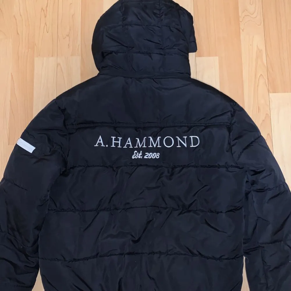 Adrian Hammond Lance Jacket Storlek: M/Medium Färg: Svart & Vit/Black & White  Sail racing, canada goose, parajumpers, woolrich, peak performance, Adrian hammond, Moose knuckles, moncler, fjällräven. Jackor.