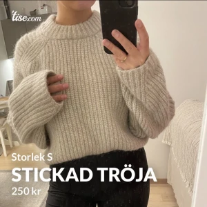 Stickad tröja  - Super fin stickad tröja i strl S som är beige/grå, den är aldrig använd. Den sticks lite granna, nypris 500kr mitt pris 250kr. Materialet på tröjan ser ni på sista bilden🥰