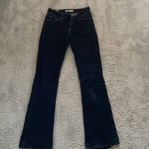 Levis jeans  - Säljer mina Levis jeans i modellen 715 bootcut. Har sprättat upp dom längst ner så de sitter perfekt på mig som är 162💞