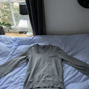 Gant tröjor - Det här är 2 st gant tröjor som nästan är oanvända och helt nyskick. Man köper dom i 2 pack. Ena tröjan är grå och den andra är blå.