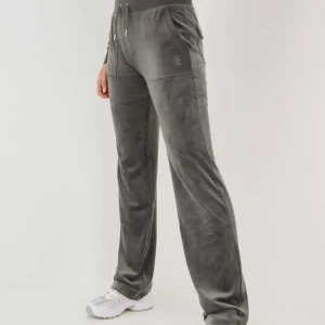 Juicy couture byxor  - Säljer mina juicy byxor, i fint skick! det finns ett pyttelitet hål men stör inte funktionen! Storlek xxs Bud från 650kr skicka pm för bilder 🥰 Kolla gärna in min profil, säljer även matchande hoodie till dessa juicy couture byxorna 🫶🏻