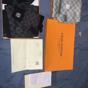 Louis Vuitton set - Louis Vuitton set mössa halsduk och vantar, finns kvitto med QR kod
