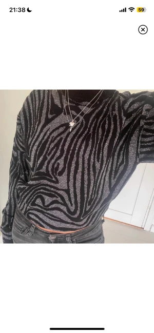 Tröja - Säljer denna sjukt snygga festliga tröjan från & other stories!!! Den är i perfekt skick och så snygg till fest och andra tillfällen, går att matcha med en skjorta under eller över en klänning! Nypris va 900kr