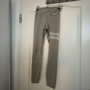 Beige/gråa stronger tränings byxor - Tror inte de säljs på hemsidan längre, inte använt mycket bara några gånger🙌🏼 kostade runt 799 i nypris💕