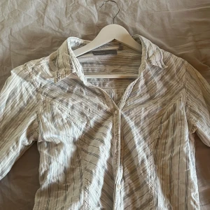 Blus - Såååå fin blus som jag tyvärr bestämt mig för att sälja, då den är lite för urringad för min del (haha) den är dock så så fin och perfekt till sommaren. väldigt 90tal!  Tidigare köpt second hand! <3 