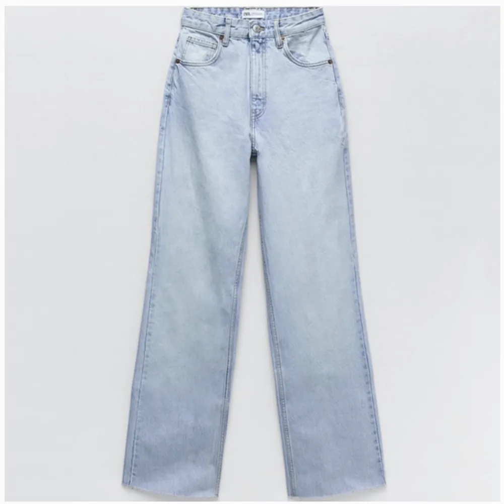 Väldigt fina high rise straight leg jeans från Zara. Säljer pga de inte kommer till användning. Storlek 36.. Jeans & Byxor.