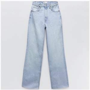 Väldigt fina high rise straight leg jeans från Zara. Säljer pga de inte kommer till användning. Storlek 36.