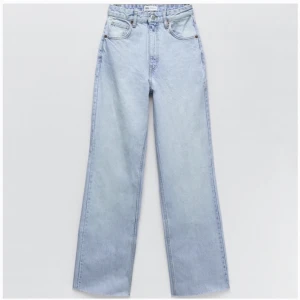 Zara jeans - Väldigt fina high rise straight leg jeans från Zara. Säljer pga de inte kommer till användning. Storlek 36.