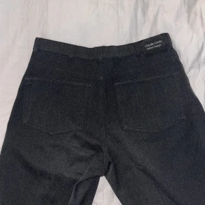 Claudio Conte Italian Design Byxa Svart - En tidlös svart Claudio Conte byxa. Stretchiga och sköna byxor som passar att klä upp och bara ha att glida runt i. 