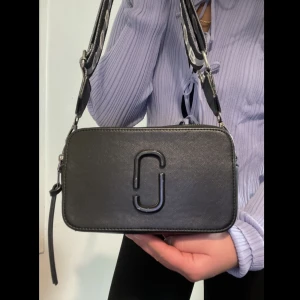 Marc väska  - Jätte fin väska finns repa, se sista bilden💕 (ej äkta) 