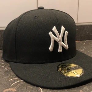 Svart New Era keps  - Aldrig använd, köpt oktober 2022. Äkta. Omkrets 7 1/2” tillsvarar 59,6cm